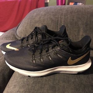 Women’s tennis shoes